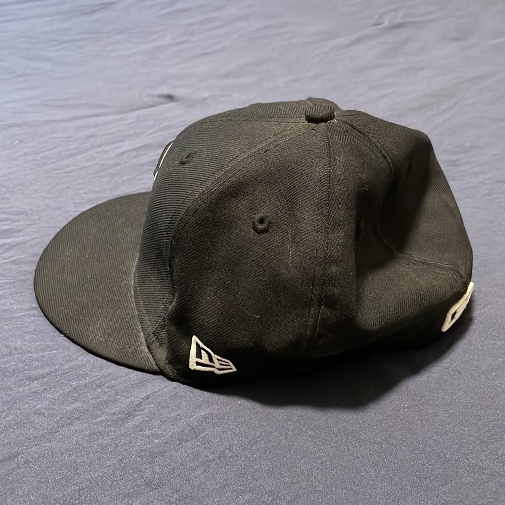Black Boston Red Sox fitted hat - Picture 2 of 6